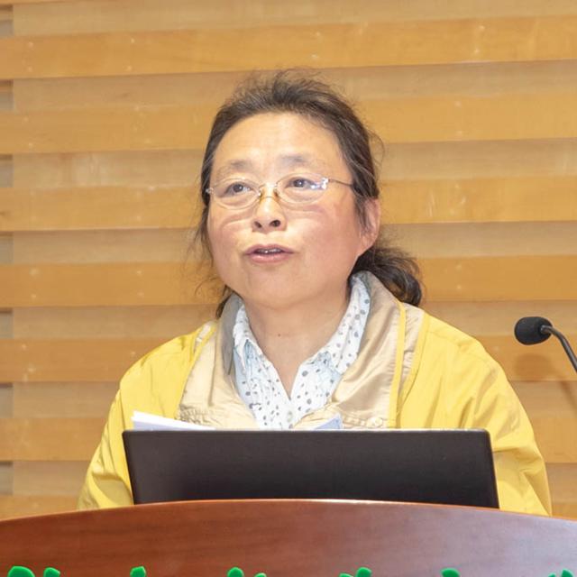 周伯玲yong.jpg